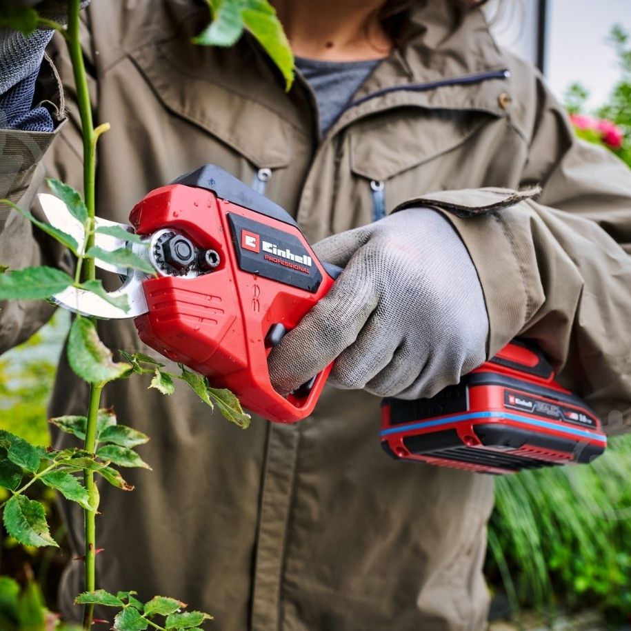 Cordless grass shears and trimmers Cordless grass shears and trimmers