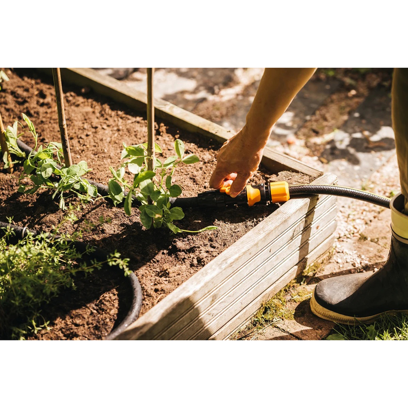 Сълзящ маркуч Fiskars с клапан 15m Сълзящ маркуч Fiskars с клапан 15m