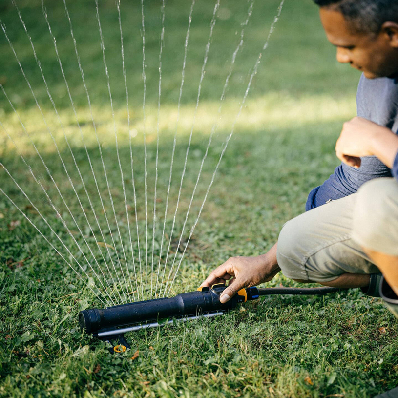 ОСЦИЛ РАЗПРЪСКВАЧ Fiskars M 150-285 m2 ОСЦИЛ РАЗПРЪСКВАЧ Fiskars M 150-285 m2