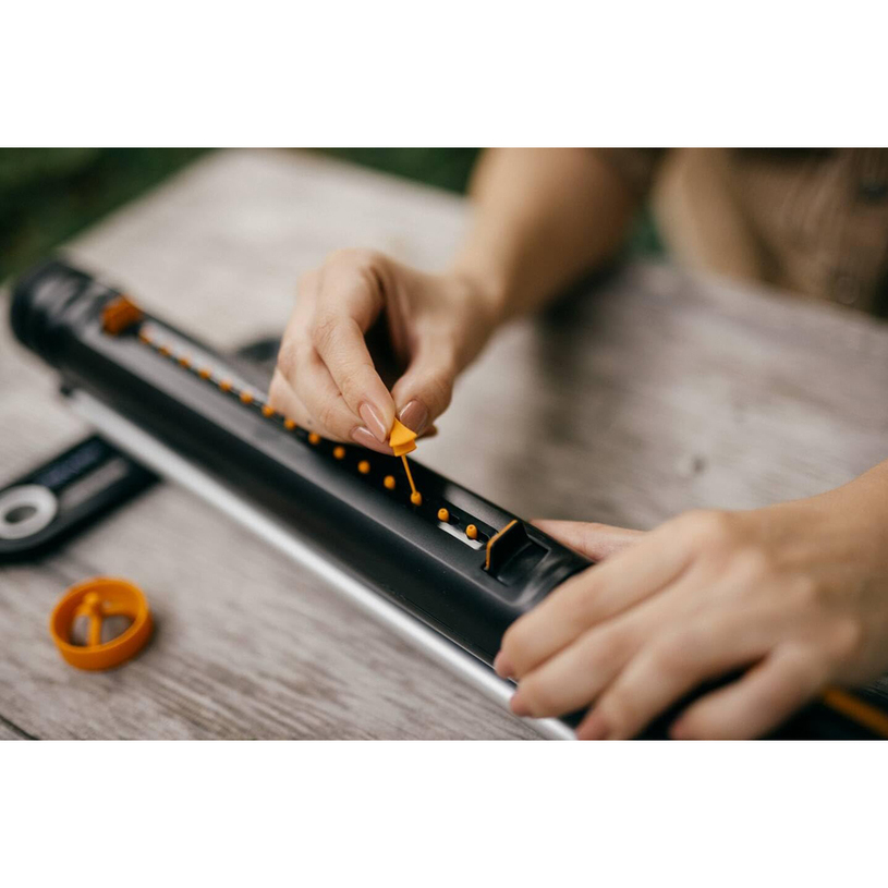 ОСЦИЛ РАЗПРЪСКВАЧ Fiskars S-M 150-300 m2 ОСЦИЛ РАЗПРЪСКВАЧ Fiskars S-M 150-300 m2