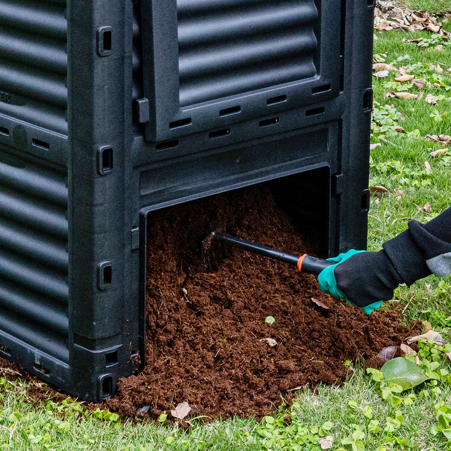 Base access door for scooping out finished compost