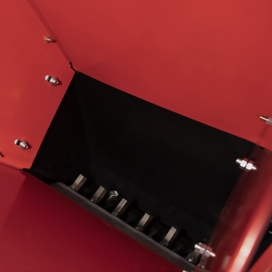 25 L hopper and sturdy build for seasonal work