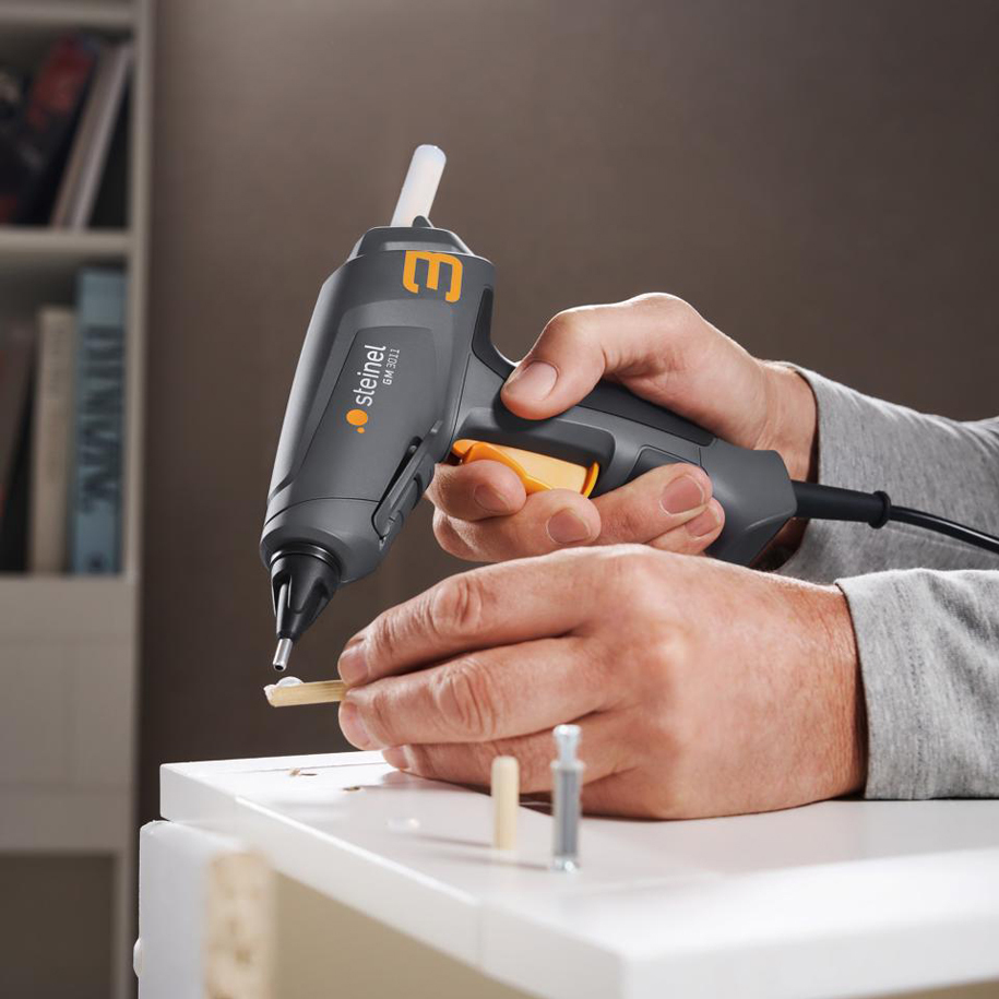 Foldable stand keeps the gun upright between jobs