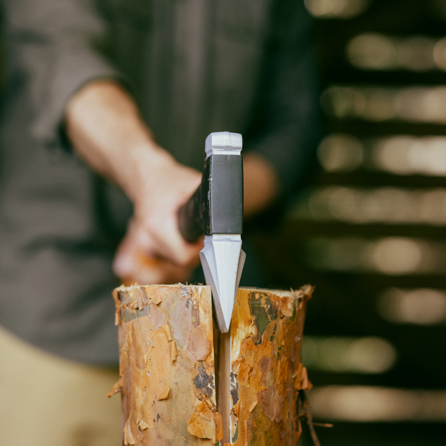 Splits logs up to 20 cm in one strike