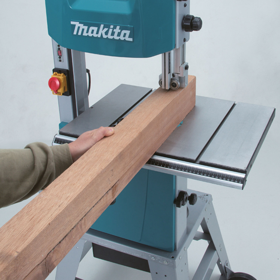 Table tilts to 45° for bevel cuts