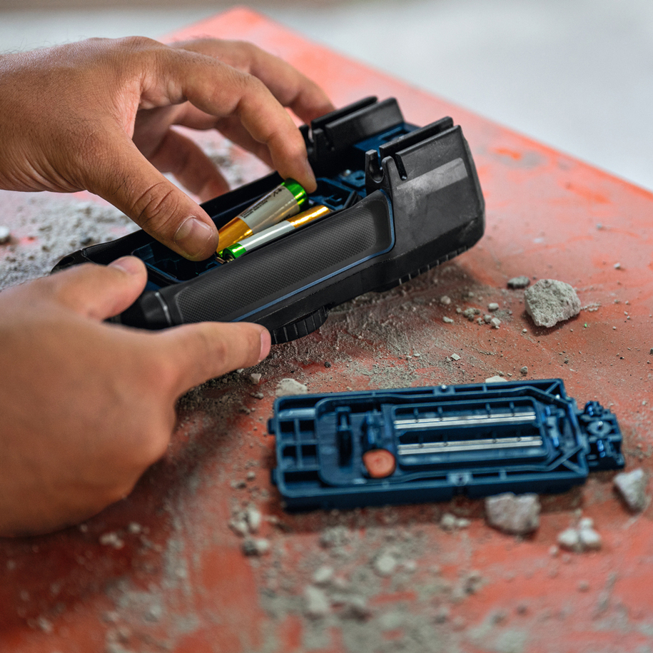 One-handed use, kickstand and magnetic hanging