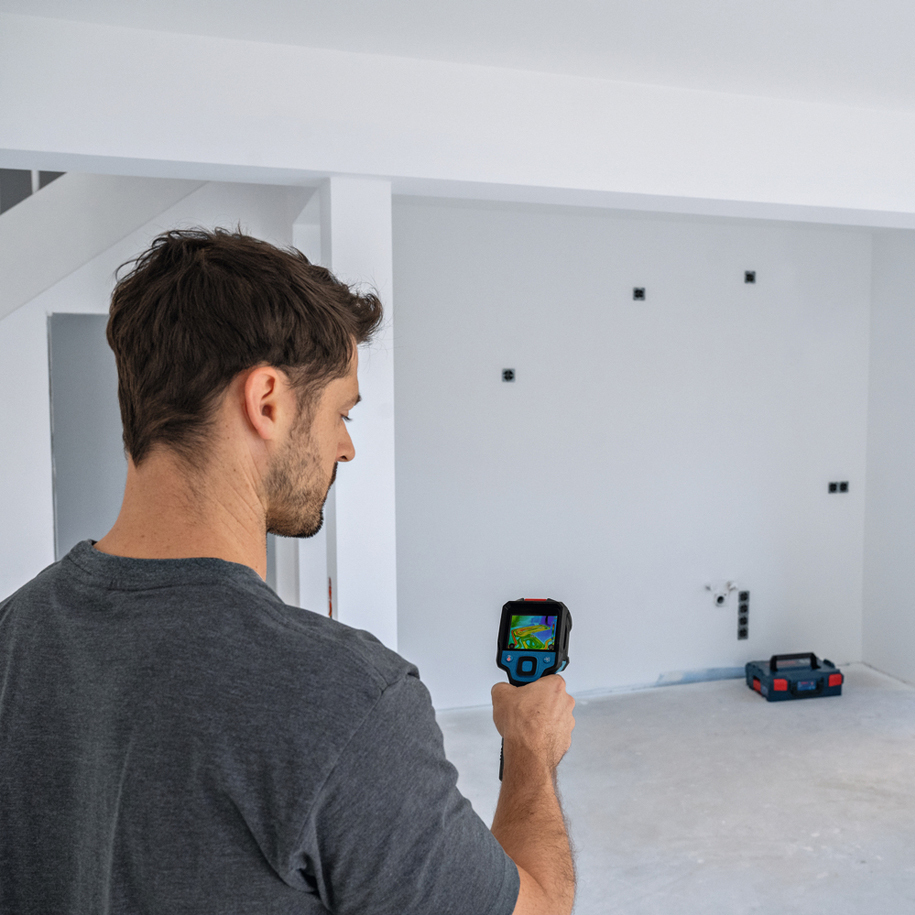 Dual power source: 12 V battery or AA cells