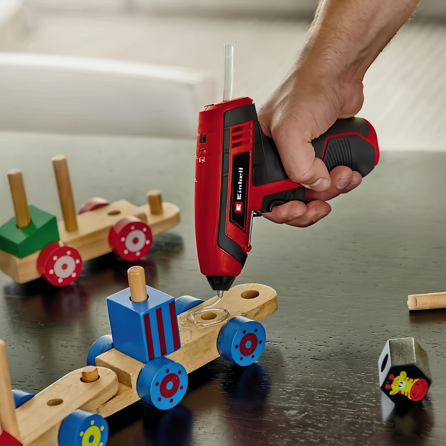Cordless use — up to 6 glue sticks per charge