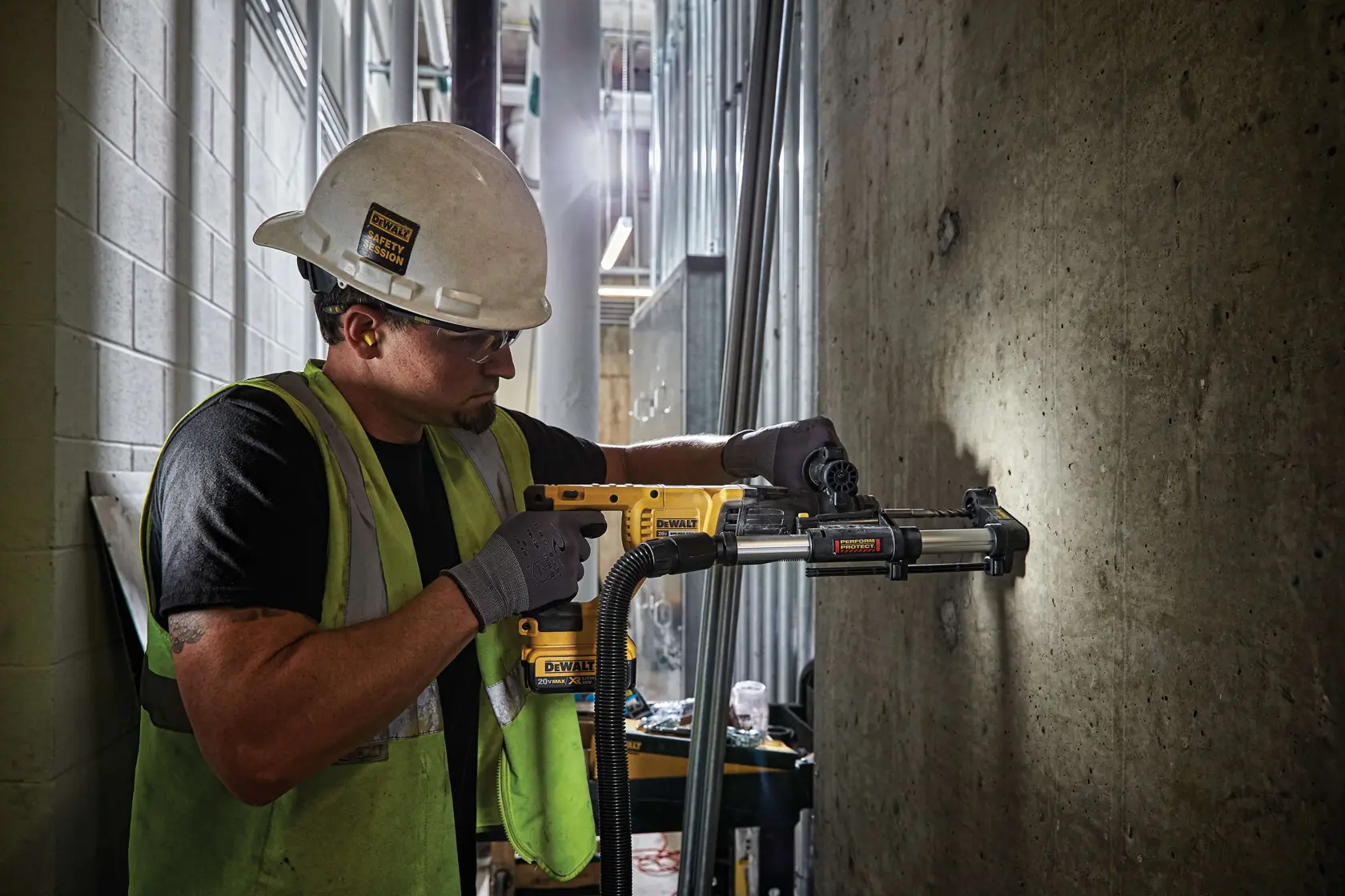 DCH133 SDS-Plus rotary hammer for concrete